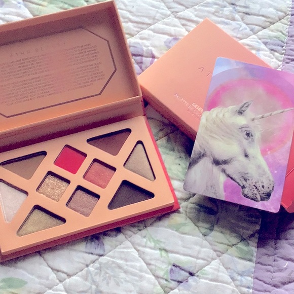 Produk makeup Aether Beauty Eyeshadow Palette