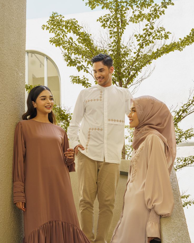 Baju nuansa beige yang simple untuk halal bihalal (Pinterest Napocut)