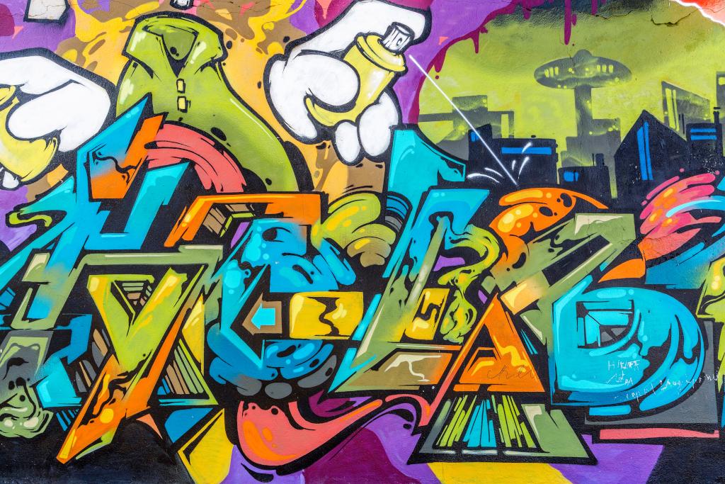 Graffiti yang menggabungkan lettering, gambar, dan stensil (Let’s Roam)