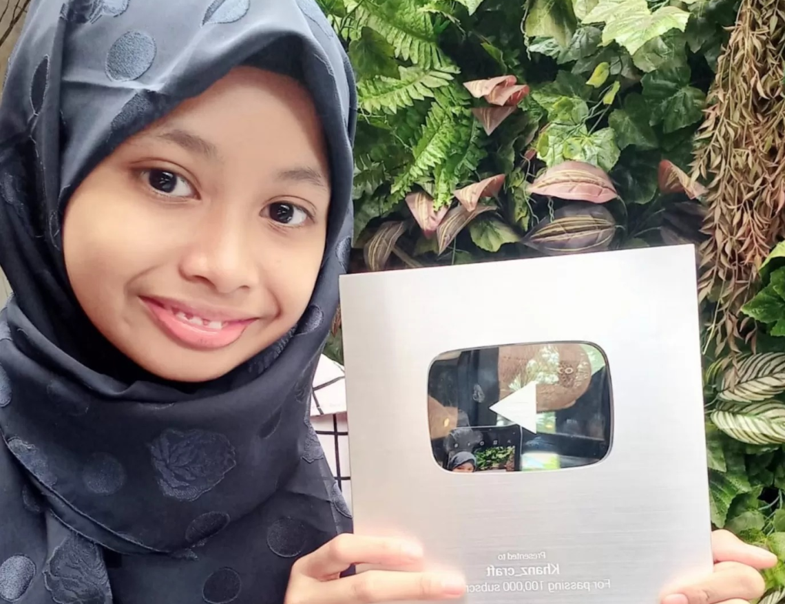 Kanza Azka Youtuber Cilik dapat Silver Button