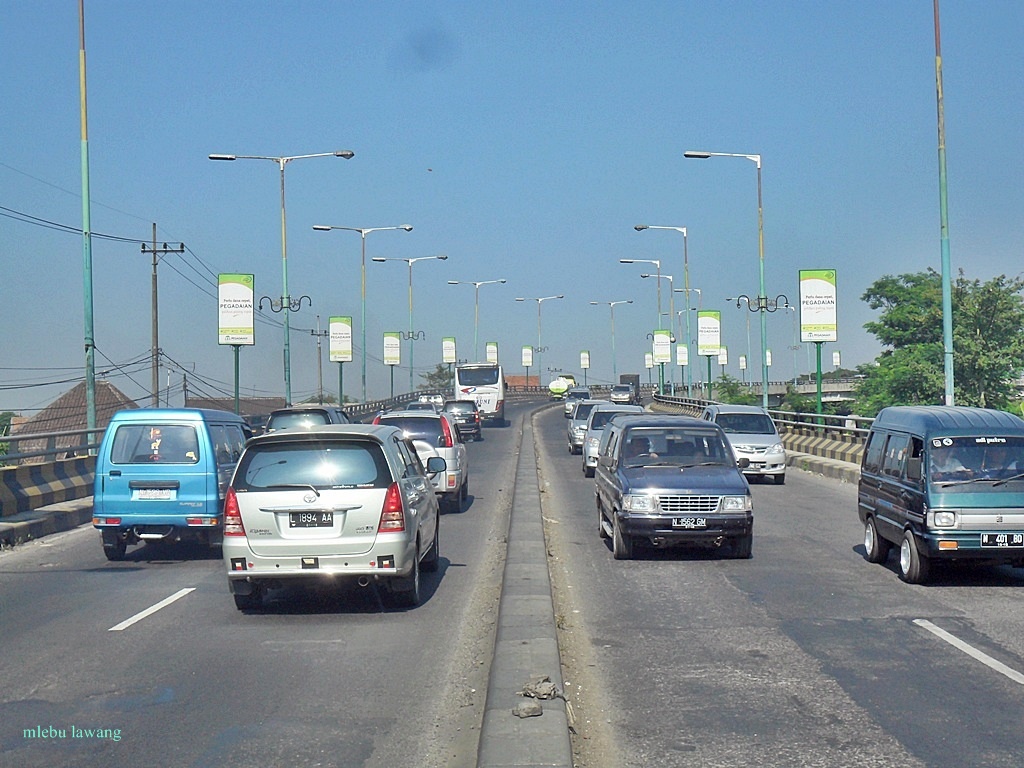 Kendaraan pribadi melintas di atas flyover (Mlebulawang) Kendaraan pribadi melintas di atas flyover (Mlebulawang)