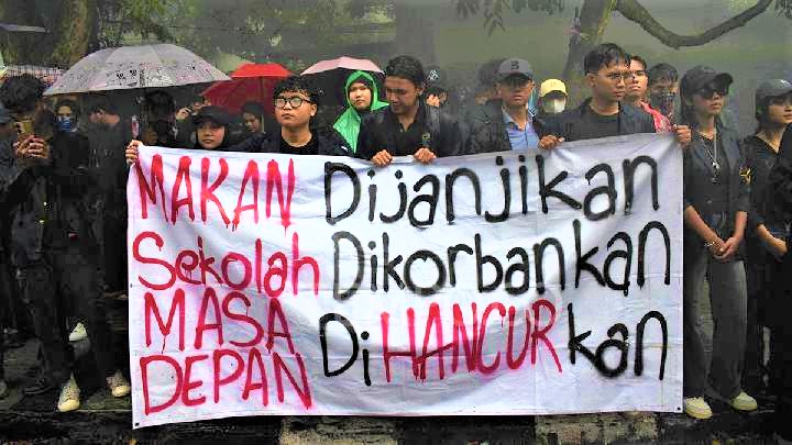 Mahasiswa Menolak Makan Gratis Mahasiswa Menolak Makan Gratis