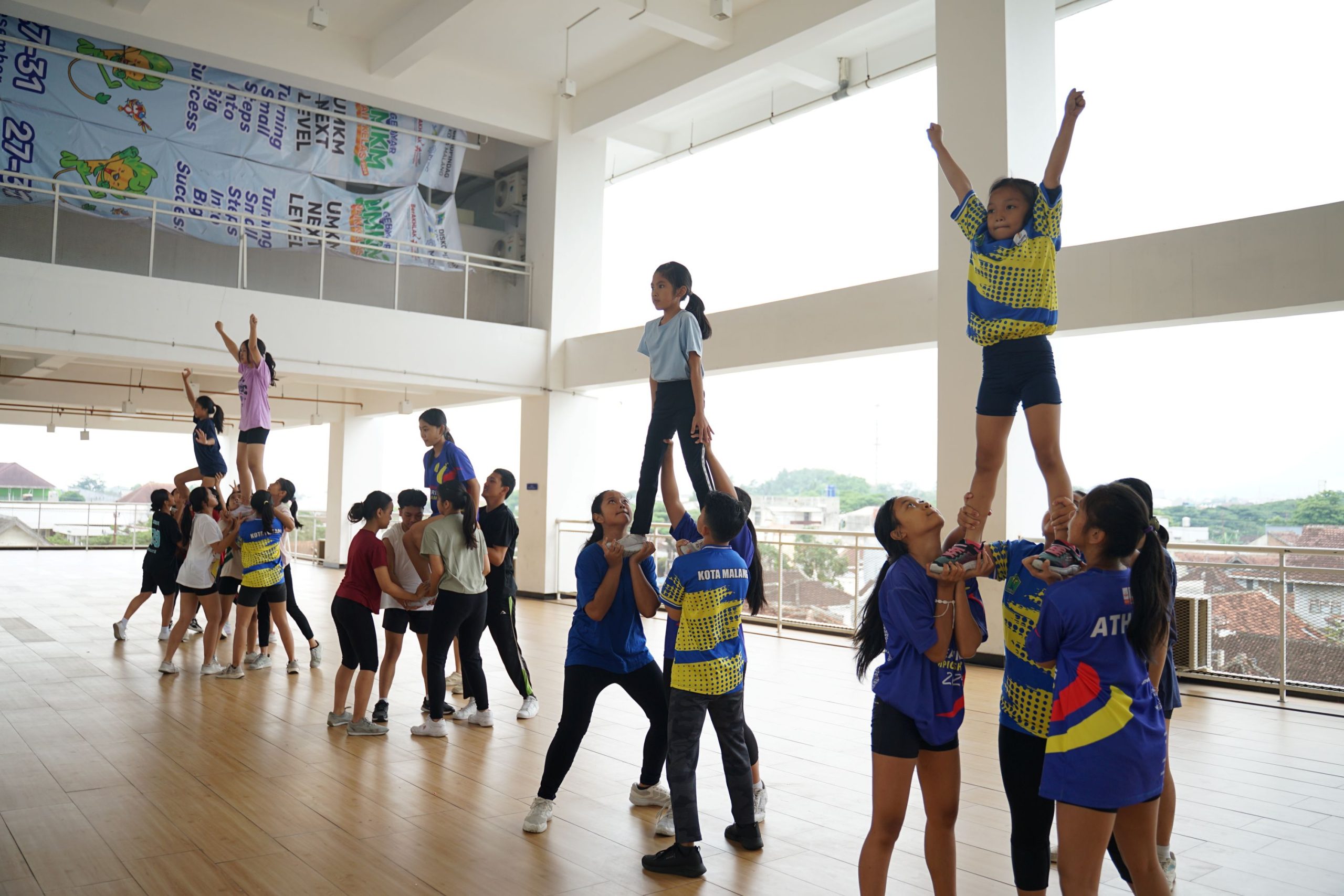 Tim Cheerleader MAC latihan di MCC Malang Tim Cheerleader MAC latihan di MCC Malang