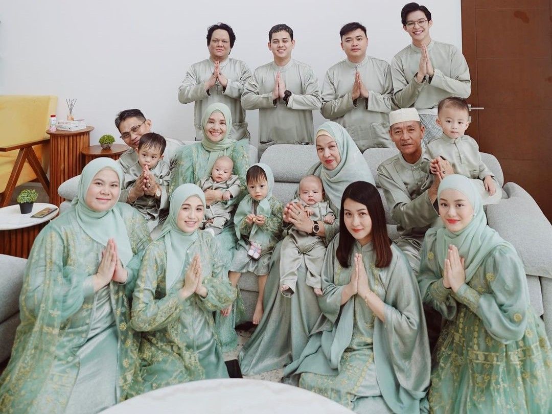 Foto Kumpul Bersama Keluarga Besar Foto Kumpul Bersama Keluarga Besar