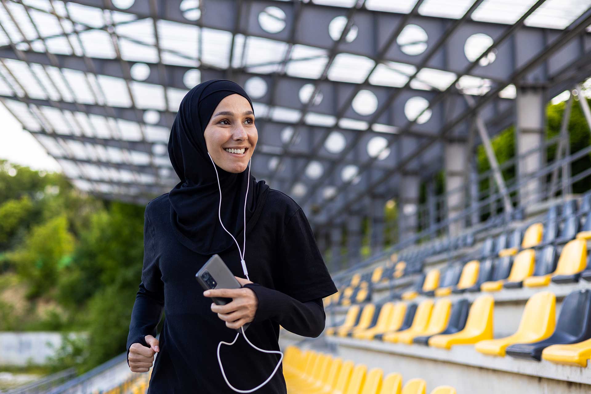 Jalan santai sambil dengerin lagu favorit (Envato)