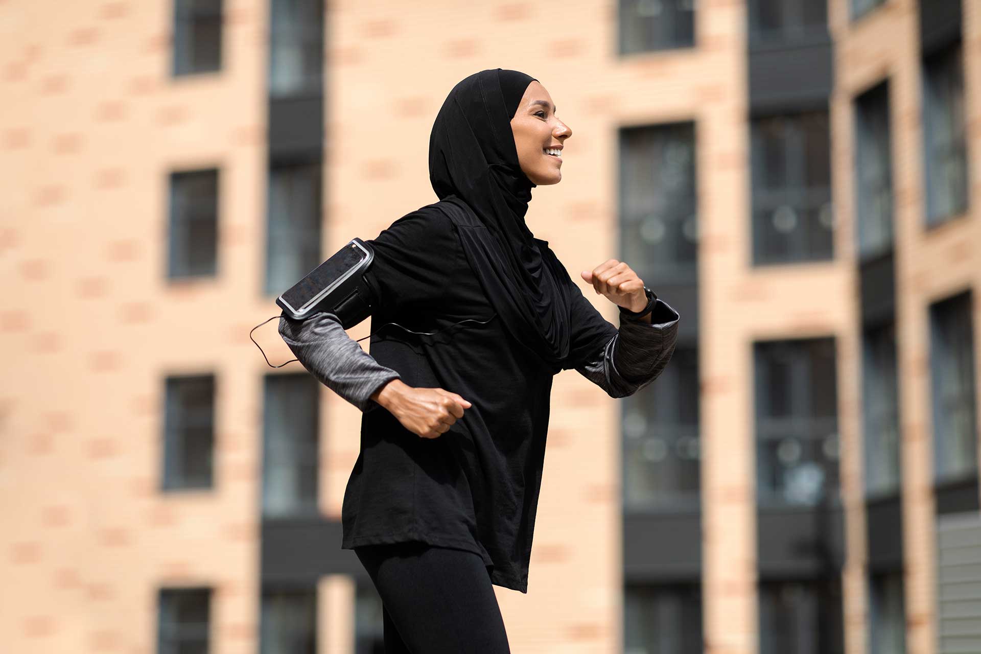 Jogging di sekitar lingkungan rumah (Envato)
