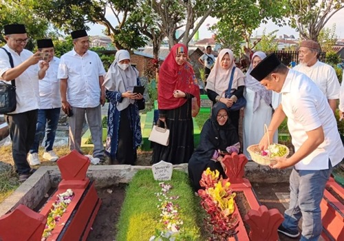 Nyekar ke Makam Leluhur Nyekar ke Makam Leluhur