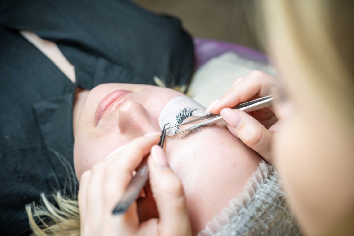 Proses pemasangan eyelash extension (Envato)