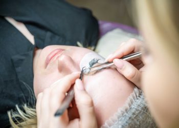 Proses pemasangan eyelash extension (Envato)