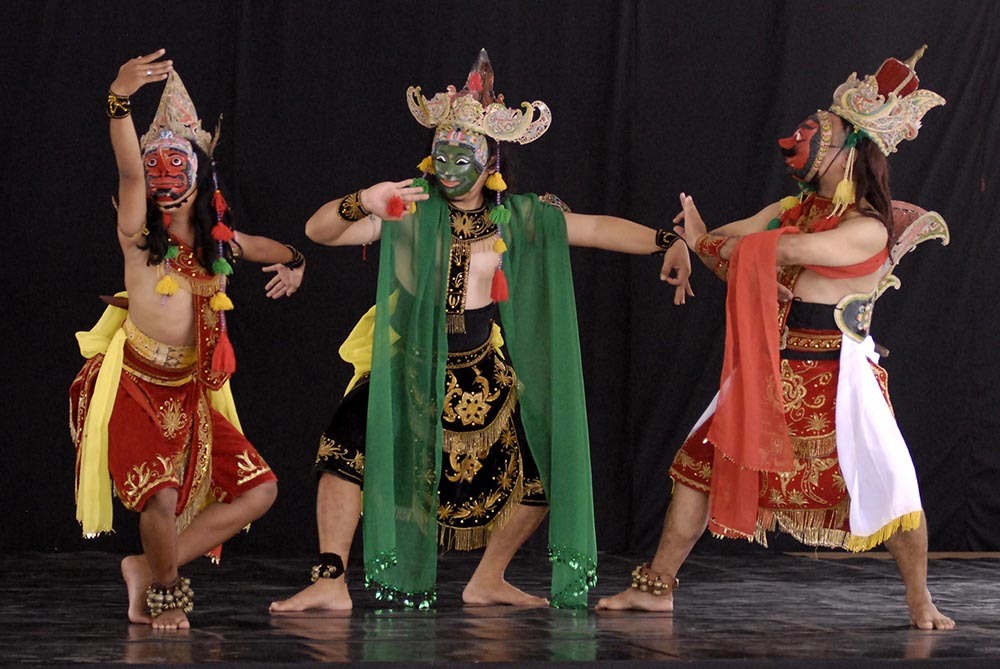 Seni topeng Malang bukan sekadar hiburan, tetapi juga memiliki makna spiritual yang mendalam Seni topeng Malang bukan sekadar hiburan, tetapi juga memiliki makna spiritual yang mendalam