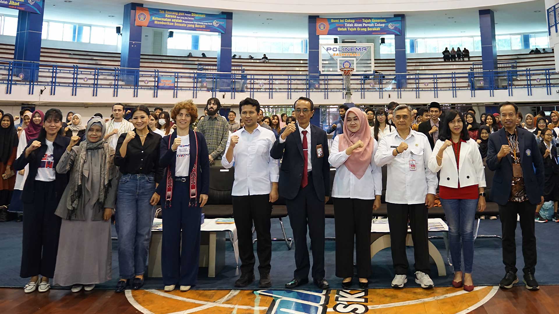 Foto bersama jajaran petinggi dan wakil gubernur Jawa Timur, Emil Dardak Foto bersama jajaran petinggi dan wakil gubernur Jawa Timur, Emil Dardak