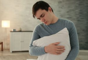 Gejala dan Penyebab Tidur Sambil Berjalan atau Sleepwalking