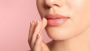 6 Cara Mencerahkan Bibir Secara Alami, Mudah dan Praktis Banget