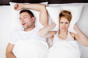 8 Tips Tidur Tetap Nyenyak Meskipun Pasangan Ngorok