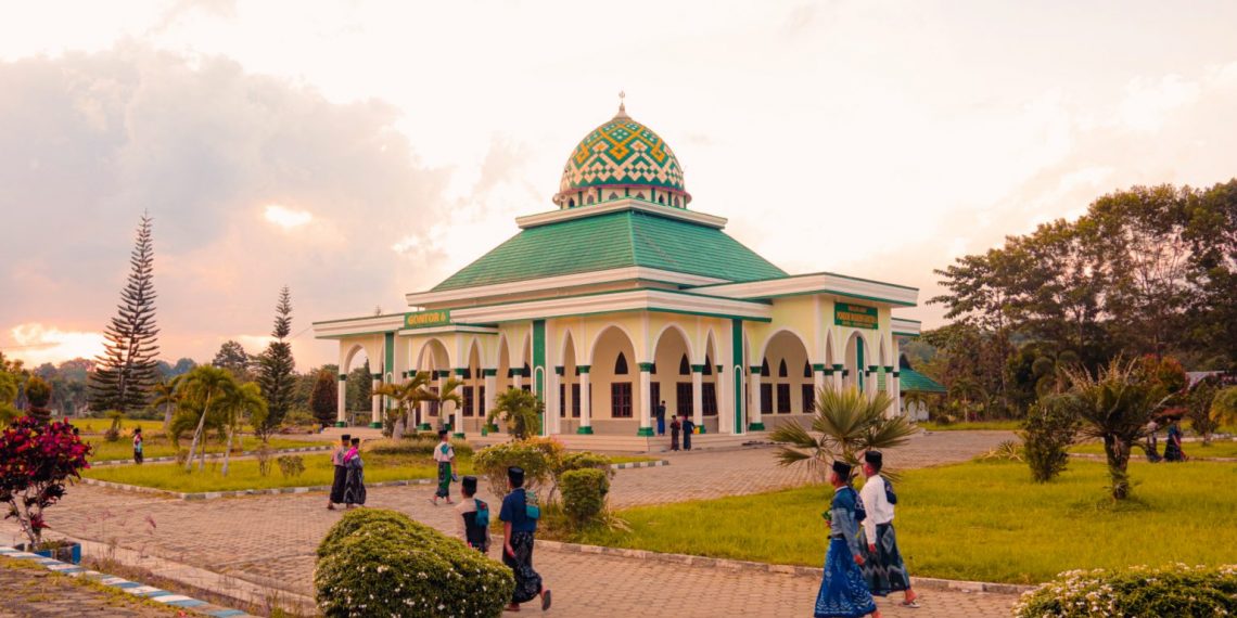 Cak Nun: Gontor Independen, Bukan NU Maupun Muhammadiyah