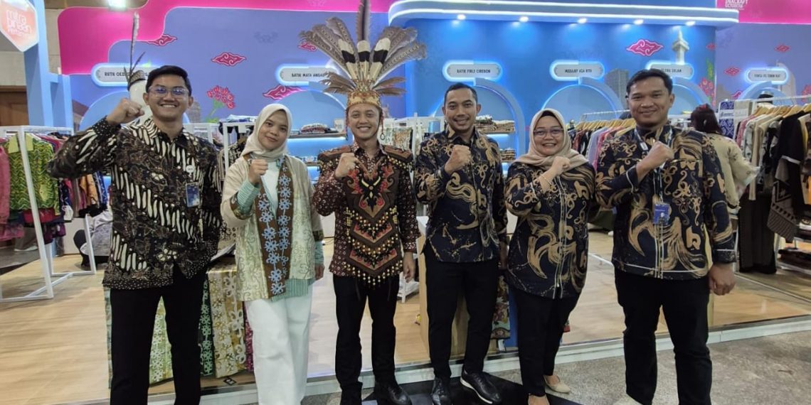 Batik Mata Andau, UMKM Binaan Pertamina Palangka Raya, Memukau Pembeli Global di Inacraft 2025