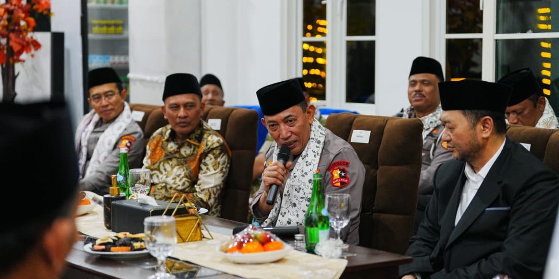 Kapolri Ajak Jaga Persatuan saat Silaturahmi di Ponpes An-Nur Malang