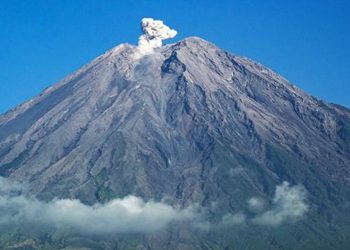 Gunung Semeru Erupsi, Lava Pijar Meluncur Hingga 2,5 Kilometer ke Arah Besuk Kobokan