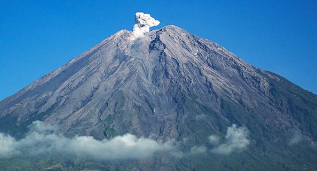 Gunung Semeru Erupsi, Lava Pijar Meluncur Hingga 2,5 Kilometer ke Arah Besuk Kobokan