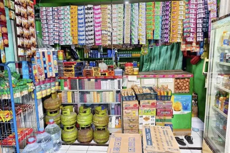 Warung Kecil Masih Laku Keras Meski Minimarket Modern di Mana-Mana