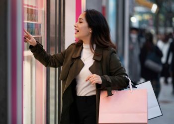 Jastip Barang Luar Negeri Dianggap Bisa Tekan Ekonomi Lokal?