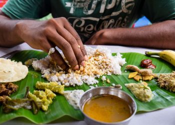Bukan Sekadar Kebiasaan, Makan Pakai Tangan di India Punya Arti