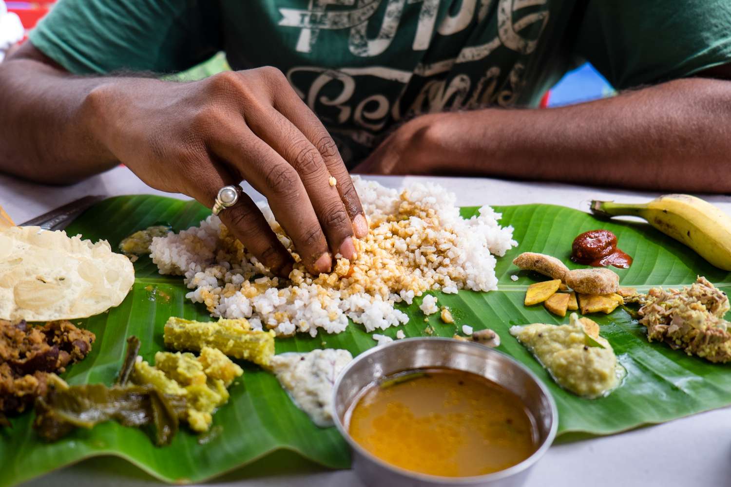 Bukan Sekadar Kebiasaan, Makan Pakai Tangan di India Punya Arti