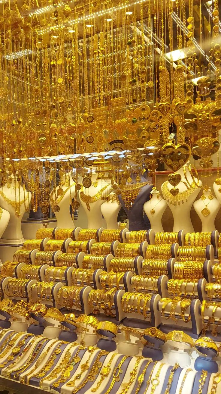 Harga Emas Sedikit Turun Saat Dolar Menguat, Pasar Fokus Pada Data Inflasi AS