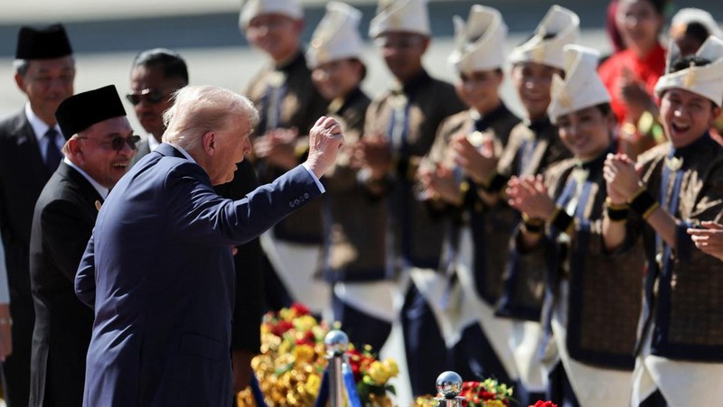 Trump Tiba di Malaysia, Joget Bareng Anwar di Tengah Upacara Kenegaraan