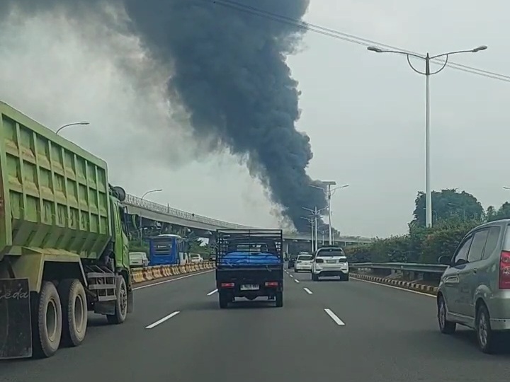 Kebakaran Hebat Dekat Tol Jagorawi, Asap Pekat Terlihat hingga Jalur LRT