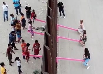 Ayunan Merah Muda di Perbatasan AS–Meksiko yang Menghubungkan 2 Dunia