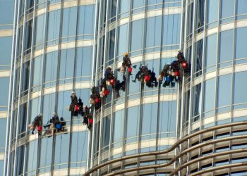 Bikin Kinclong 24 Ribu Kaca Burj Khalifa Butuh Waktu 3 Bulan Lebih!