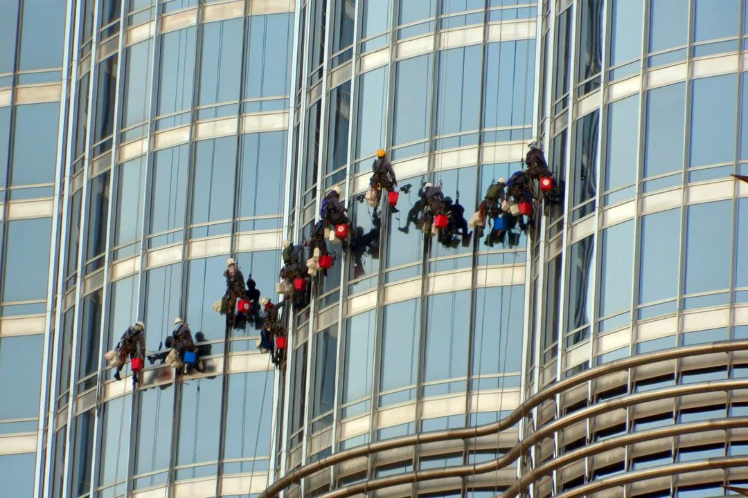 Bikin Kinclong 24 Ribu Kaca Burj Khalifa Butuh Waktu 3 Bulan Lebih!