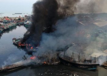 Serangan Drone Ukraina Bakar Kapal Tanker dan Infrastruktur Pelabuhan Tuapse, Rusia