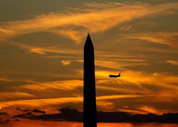 Pemerintah AS Perintahkan Pemotongan 10% Penerbangan di Bandara Utama