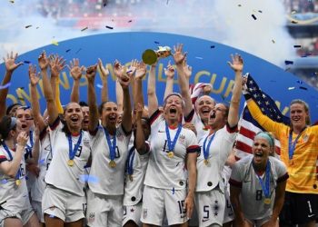 Tim Sepak Bola Putri Menang Kejuaraan Konferensi Hanya Tiga Hari Setelah Kiper Tercinta Meninggal