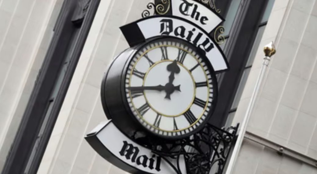 Pemilik Daily Mail Capai Kesepakatan 500 Juta Pound untuk Mengakuisisi The Telegraph