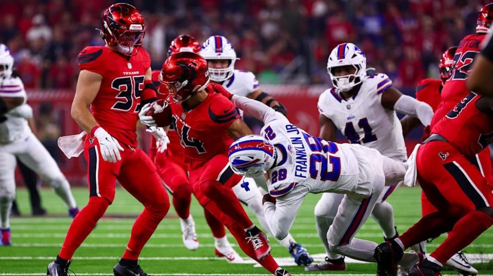 Wasit Ditandu Keluar Lapangan Saat Pertandingan Buffalo Bills VS Houston