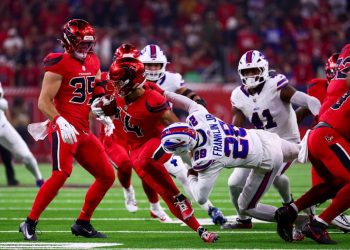 Wasit Ditandu Keluar Lapangan Saat Pertandingan Buffalo Bills VS Houston