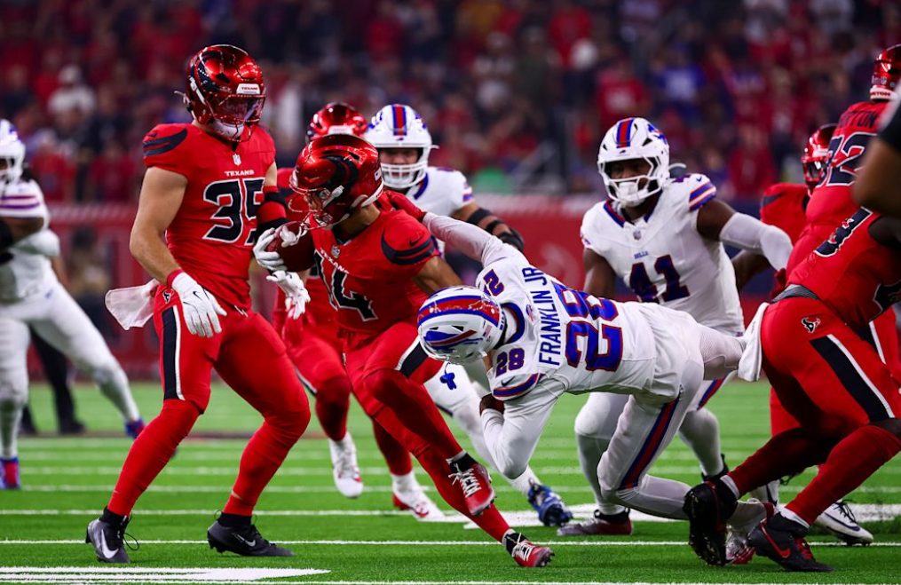 Wasit Ditandu Keluar Lapangan Saat Pertandingan Buffalo Bills VS Houston