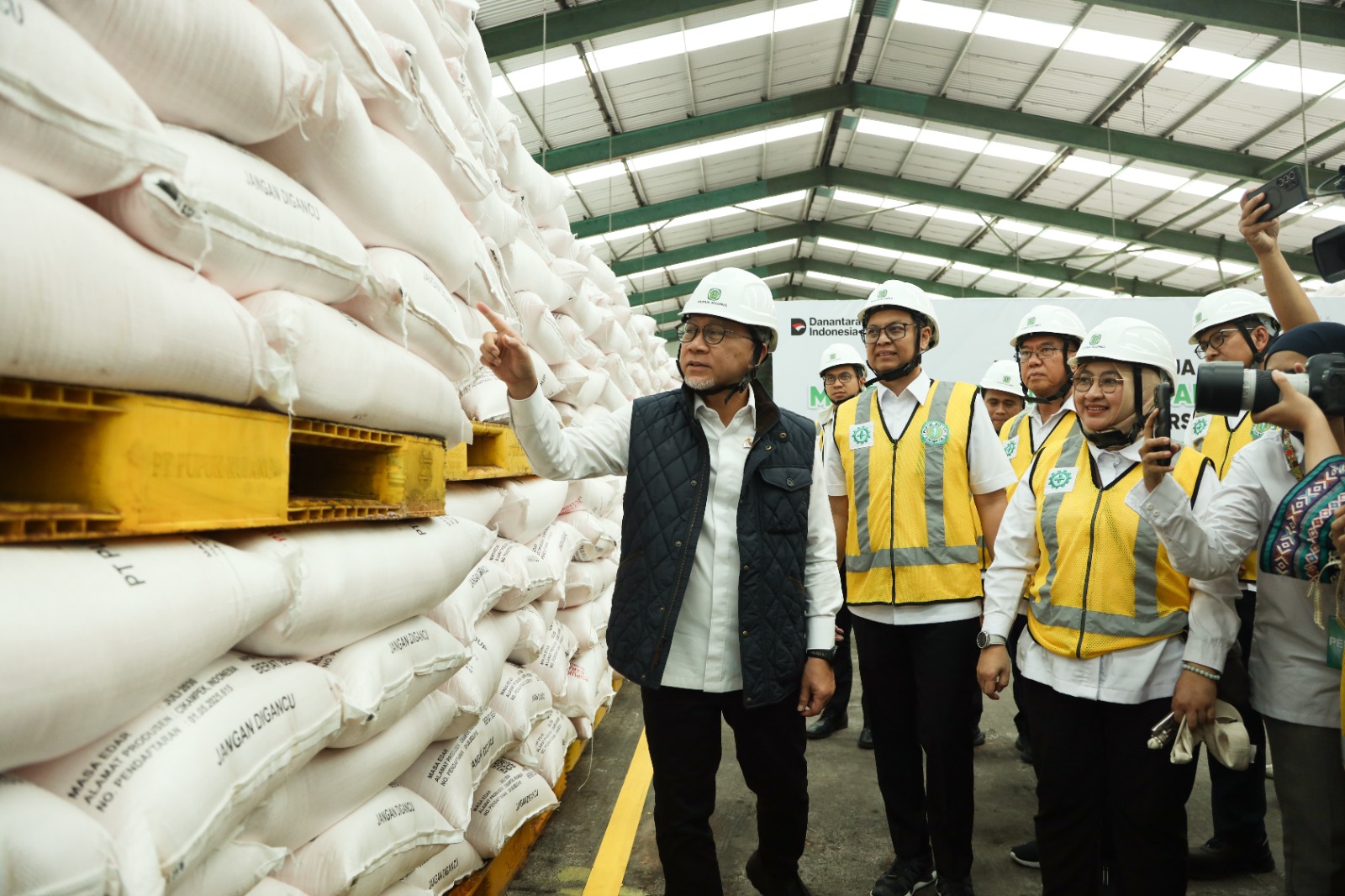 Menko Pangan Apresiasi Efisiensi Pupuk Indonesia, Dorong Revitalisasi Pabrik untuk Dukung Swasembada Pangan