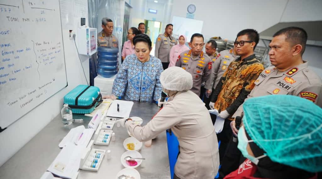 Kapolri dan Ketua Komisi IV Tinjau SPPG Polri di Jateng, Pastikan Program MBG Berjalan Optimal