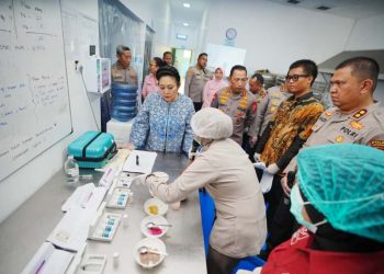 Kapolri dan Ketua Komisi IV Tinjau SPPG Polri di Jateng, Pastikan Program MBG Berjalan Optimal