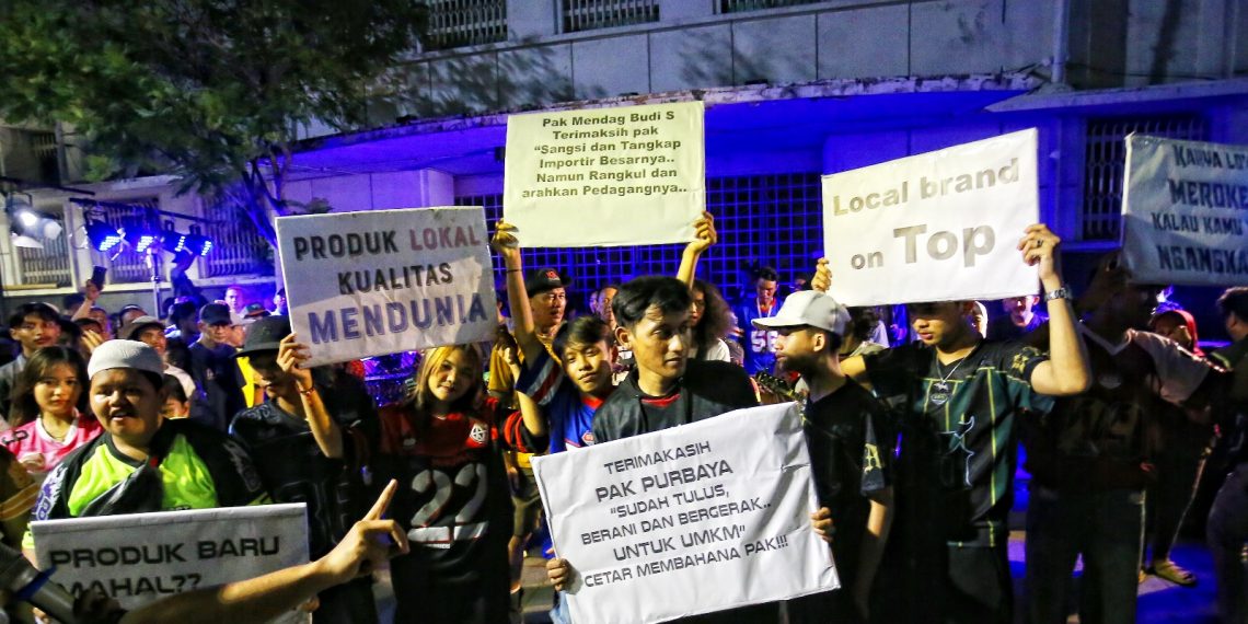 UMKM Gelar Aksi Seni “Jersey untuk Pak Menteri” sebagai Dukungan Stop Pakaian Bekas Ilegal