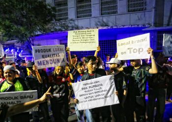 UMKM Gelar Aksi Seni “Jersey untuk Pak Menteri” sebagai Dukungan Stop Pakaian Bekas Ilegal