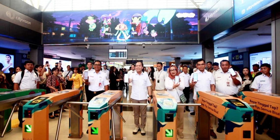 Bank Mandiri dan KAI Group Luncurkan Implementasi QRIS Tap untuk Transportasi Publik