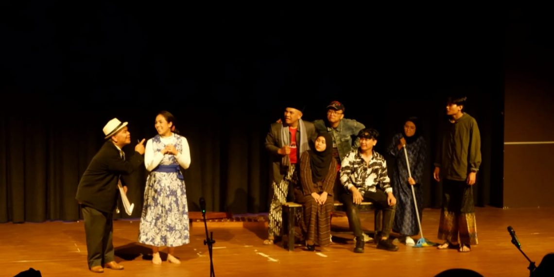 Teater Mancasari Kolaborasi Negara Asean Sukses Pentaskan Lakon Dokter Gadungan di Kampus UI