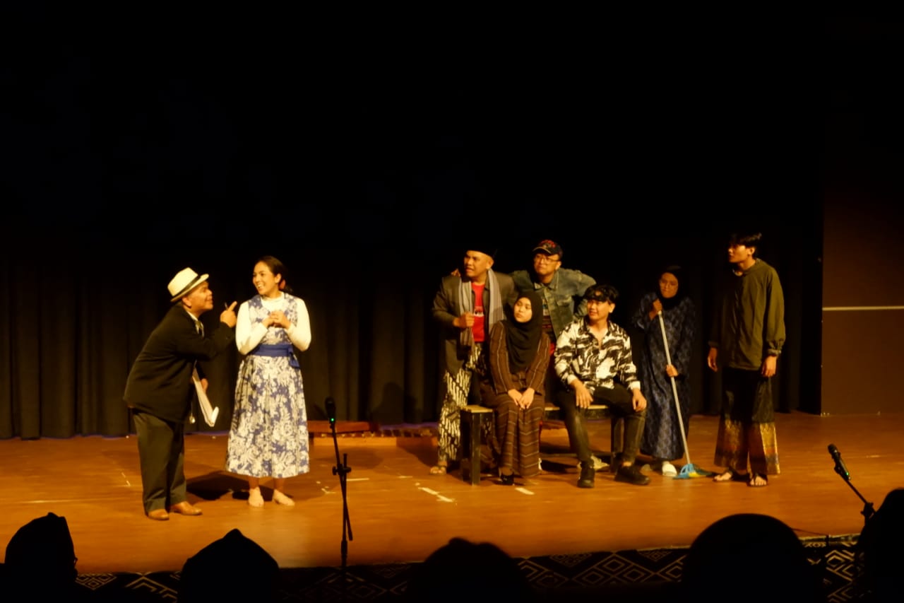 Teater Mancasari Kolaborasi Negara Asean Sukses Pentaskan Lakon Dokter Gadungan di Kampus UI