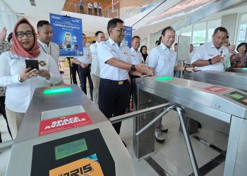 Bank Mandiri dan KAI Group Resmikan Implementasi Livin’ QRIS Tap di Transportasi Publik