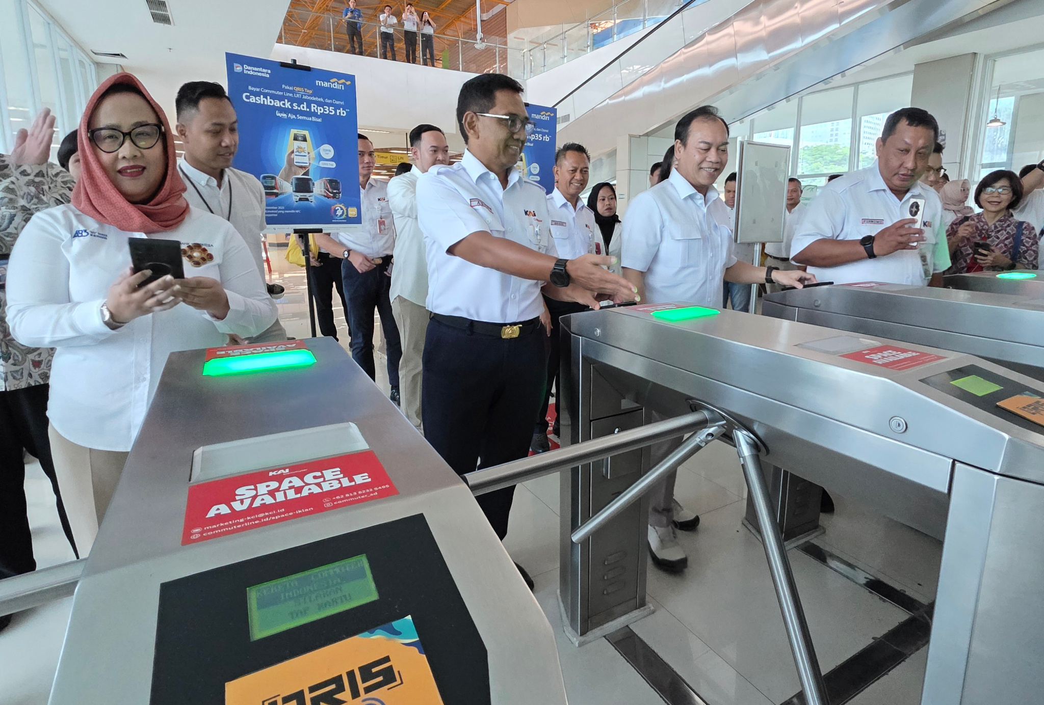 Bank Mandiri dan KAI Group Resmikan Implementasi Livin’ QRIS Tap di Transportasi Publik